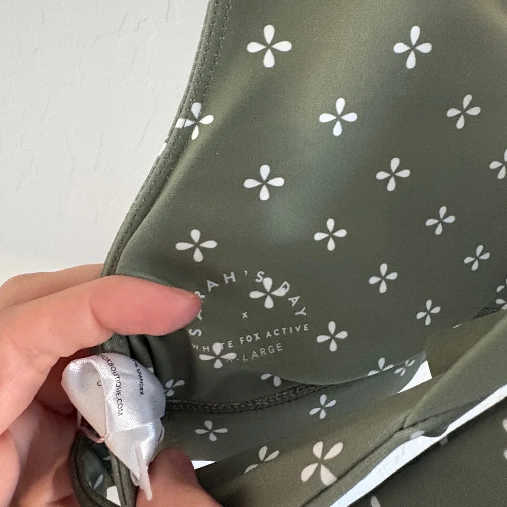 Sarahs Day x White‎ Fox Active White Jasmine Sports Bra Olive Clover Print XL